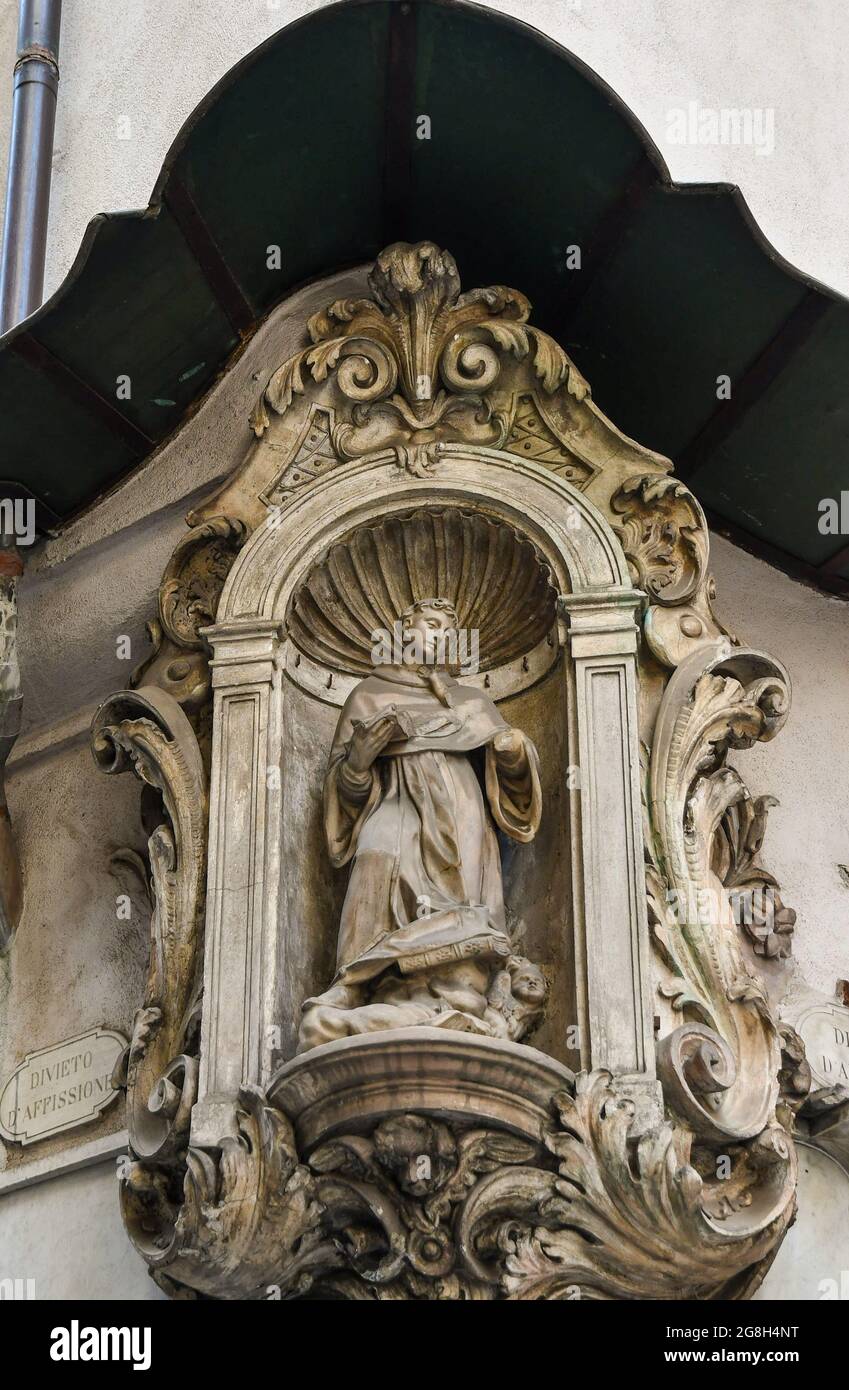 Gros plan de l'ancien temple votif de Saint Antoine de Padoue, à l'angle de la via degli Orefici, dans le centre historique de Gênes, Ligurie, Italie Banque D'Images