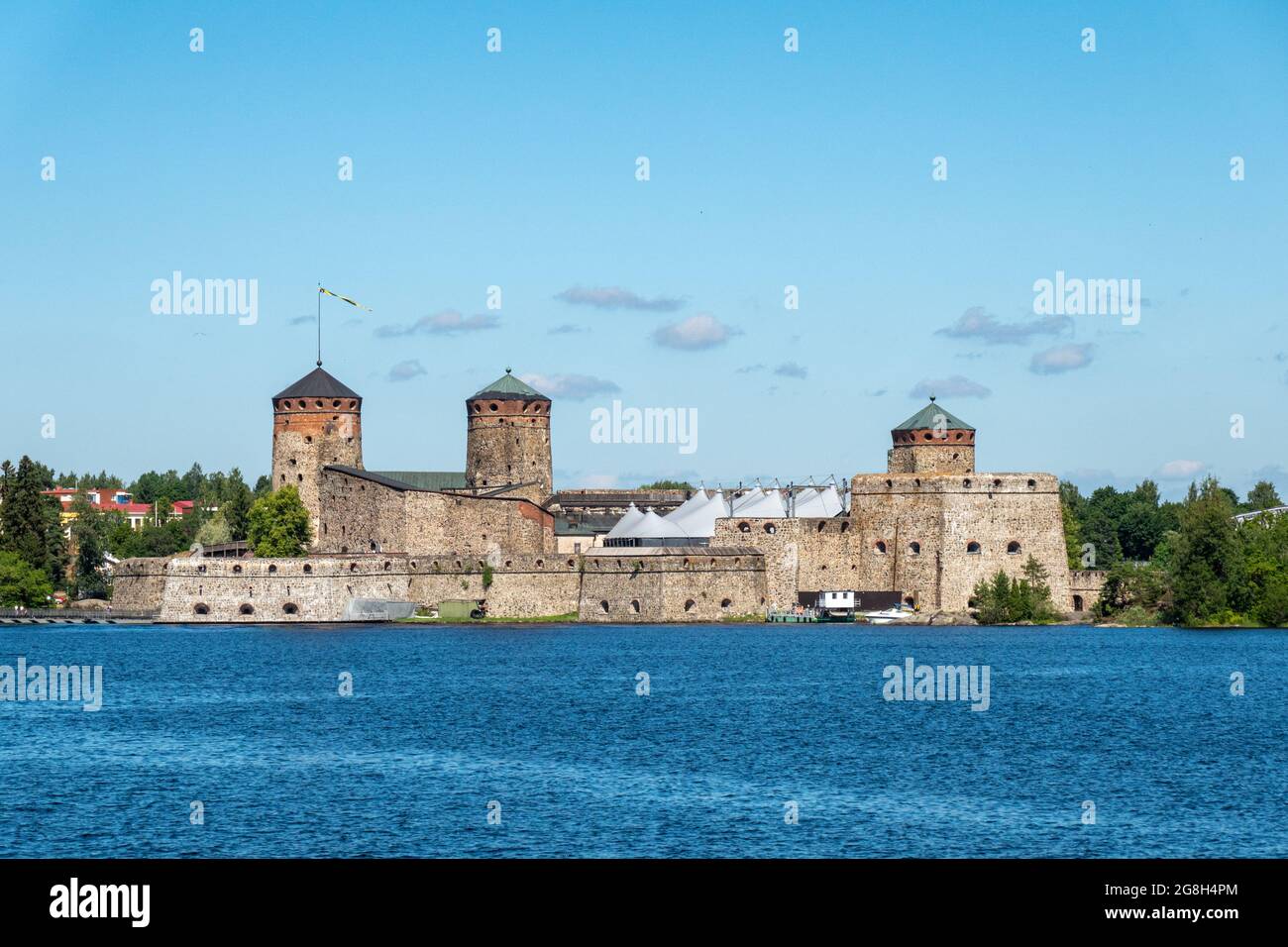 Forteresse médiévale en pierre Château d'Olavinlinna, qui accueille le festival de l'opéra de Savonlinna, vue depuis le lac Saimaa à Savonlinna, en Finlande Banque D'Images