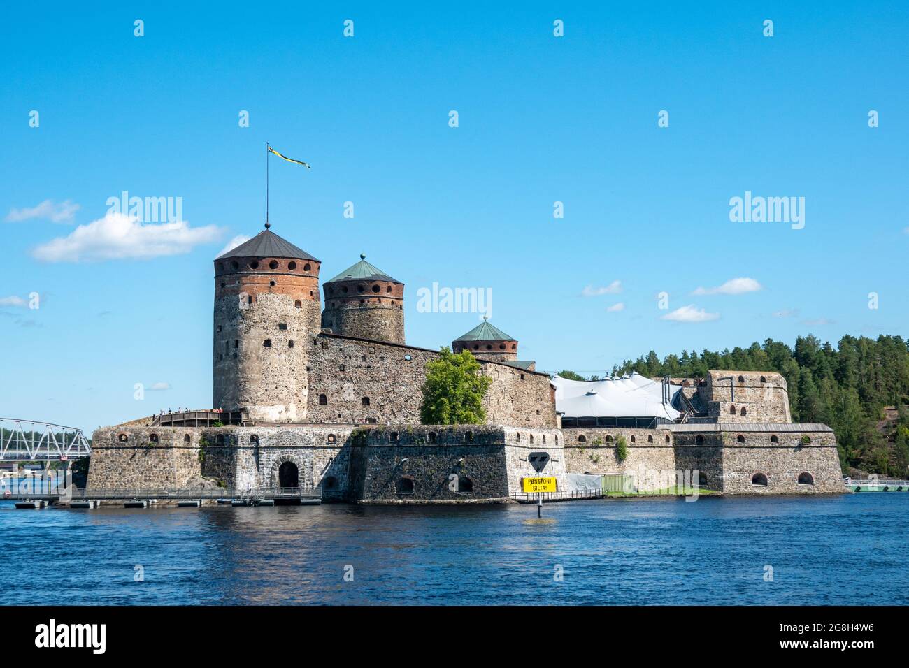 Château médiéval d'Olavinlinna ou forteresse en pierre avec trois tours vues du lac Saimaa à Savonlinna, Finlande Banque D'Images