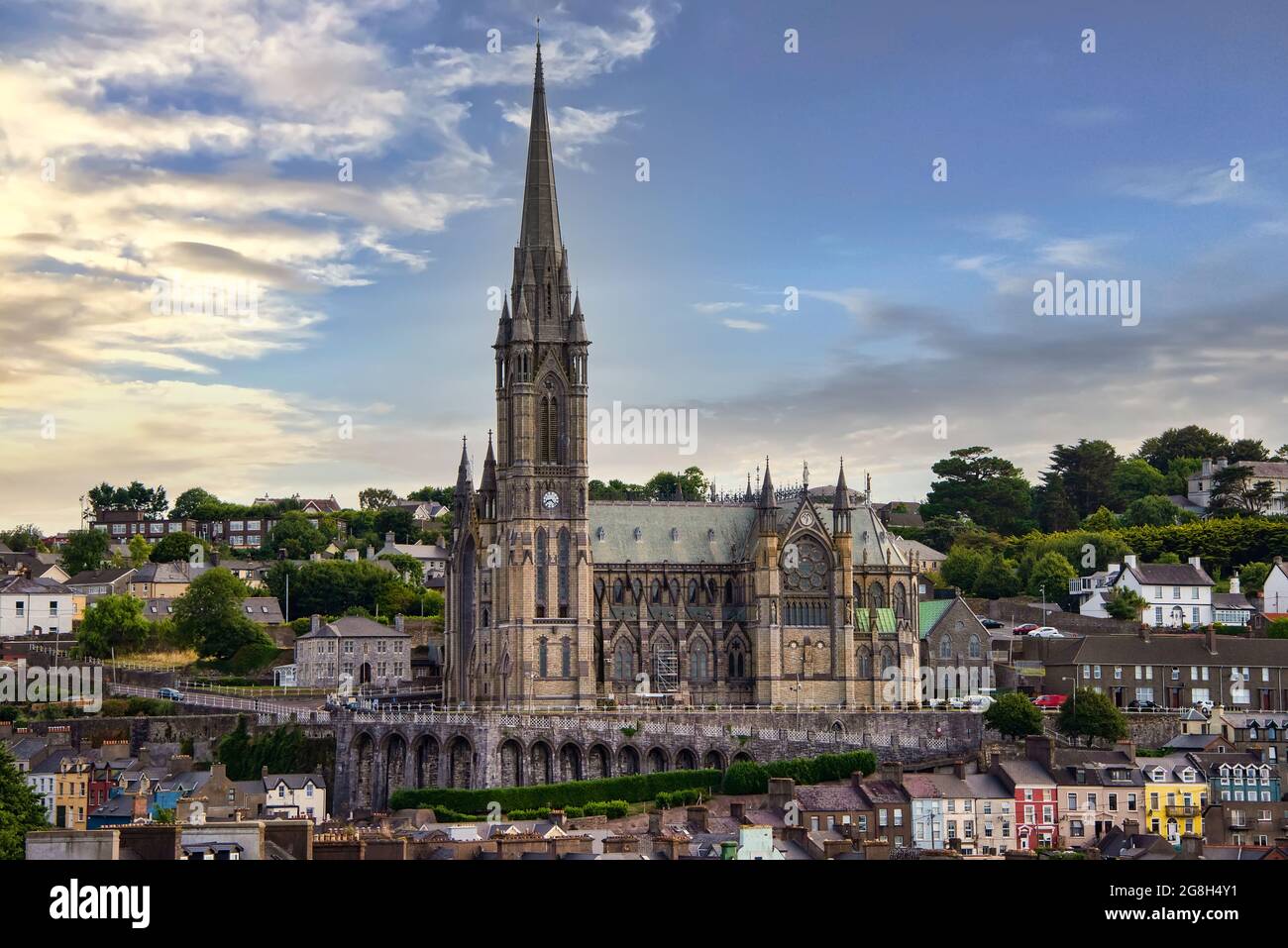 L'église de la cathédrale Saint-Colman, une cathédrale catholique romaine, occupe une position importante dans le port de Cobh, en Irlande. Banque D'Images