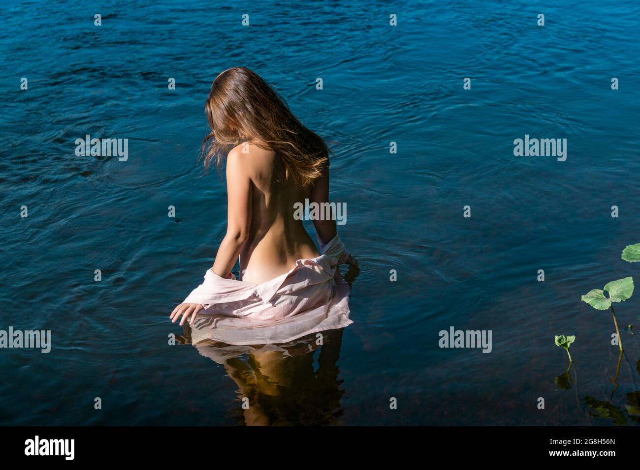 jeune femme nageant dans la rivière sans maillot de bain par temps chaud  Photo Stock - Alamy
