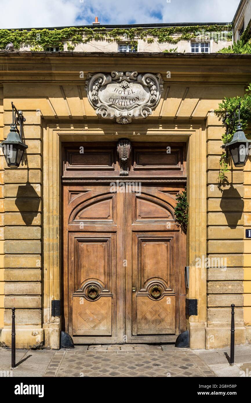 Porte du XVIIe siècle Hôtel de Châtillon (bâtiment historique), rue de Peyenne, Paris, France. Banque D'Images