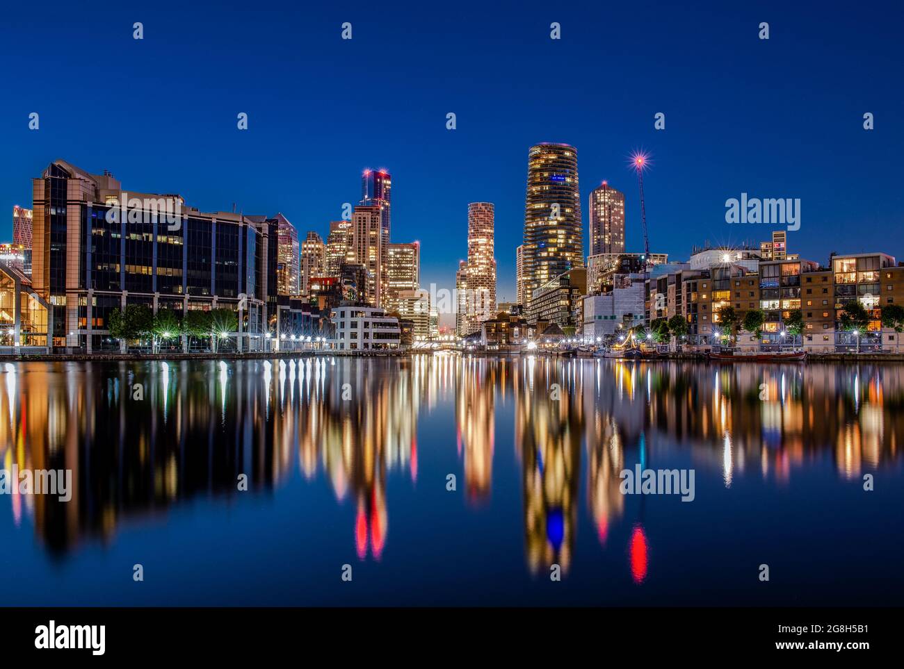 Canary Wharf vu depuis Millwall Dock la nuit Banque D'Images