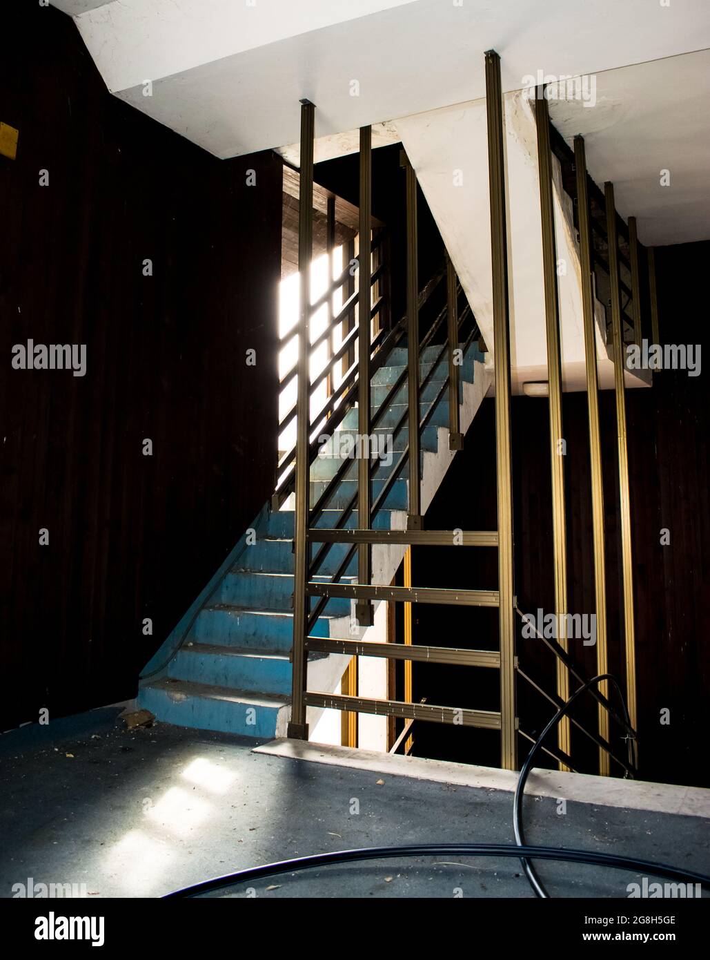 Escalier dans un hôtel abandonné bien conservé. Murs lambrissés. Banque D'Images