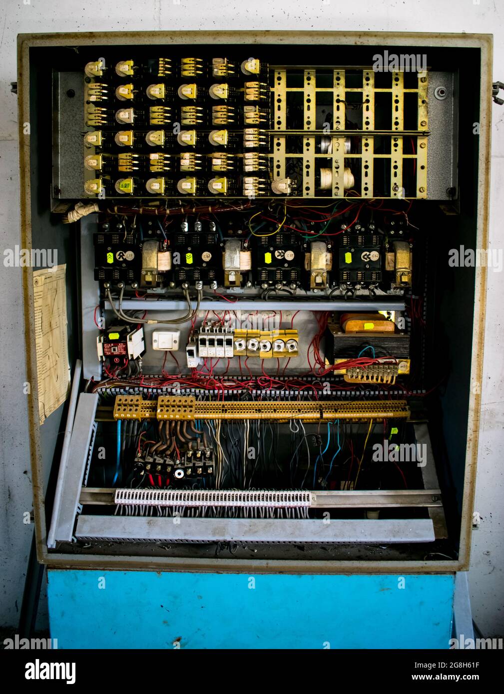 Commutateur boîte à fusibles électrique ancien modèle. Ancien vintage non fonctionnel hors service. Banque D'Images