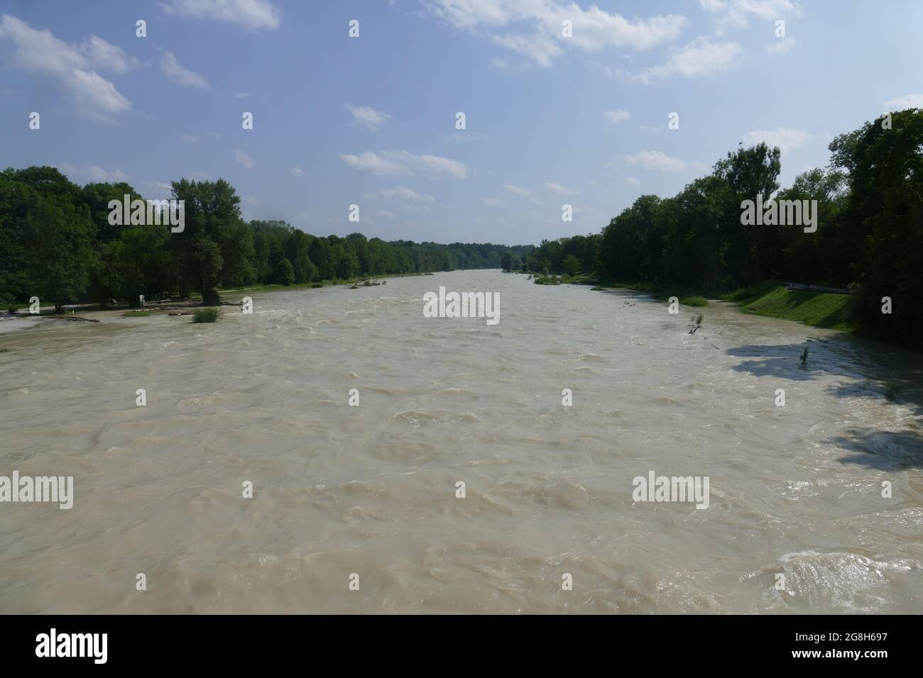 Rivière Isar à Munich, vue de Thalkirchner Brücke, niveau d'eau élevé de 3,04 mètres en raison de fortes pluies. 07.21.2021. Banque D'Images