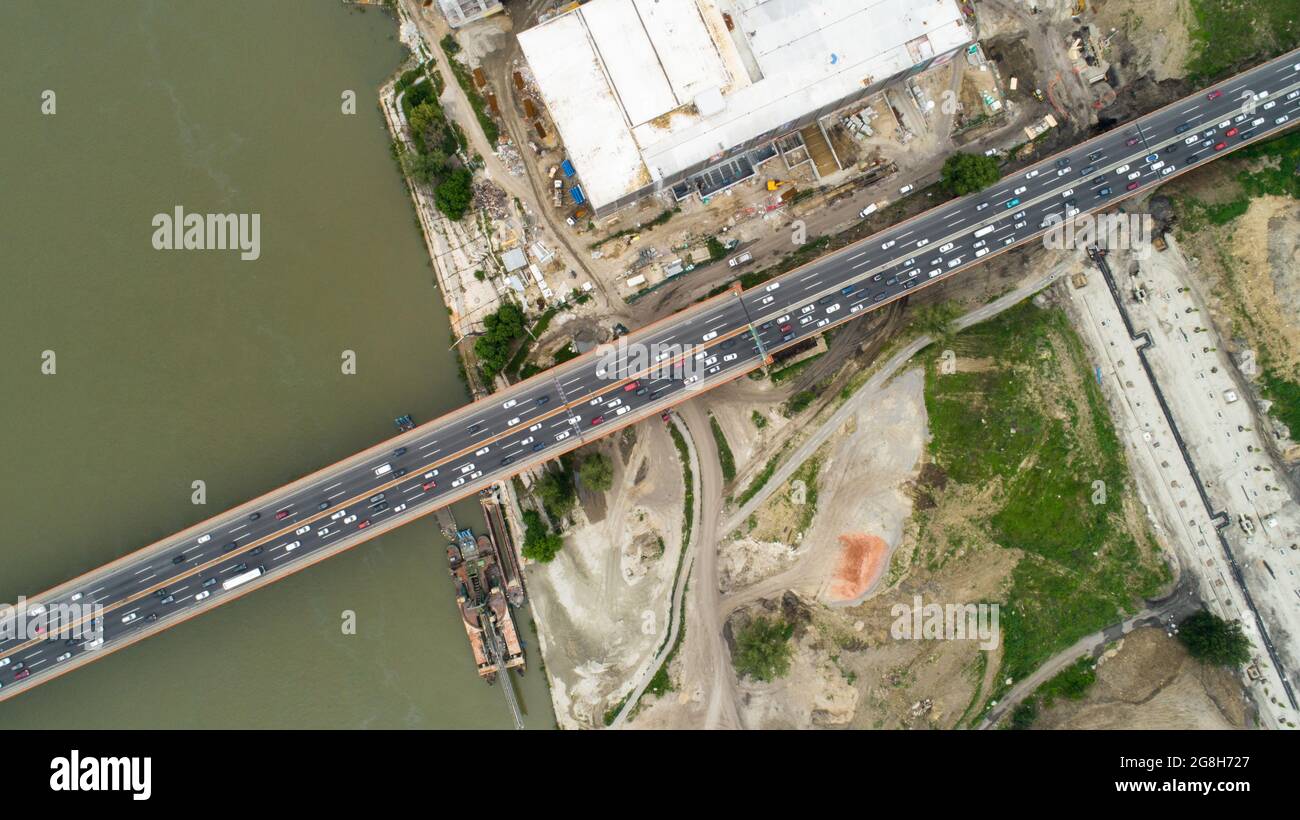 Pont routier haut en bas 01 site de construction de rivière un drone aérien a tiré à Belgrade, Serbie Banque D'Images