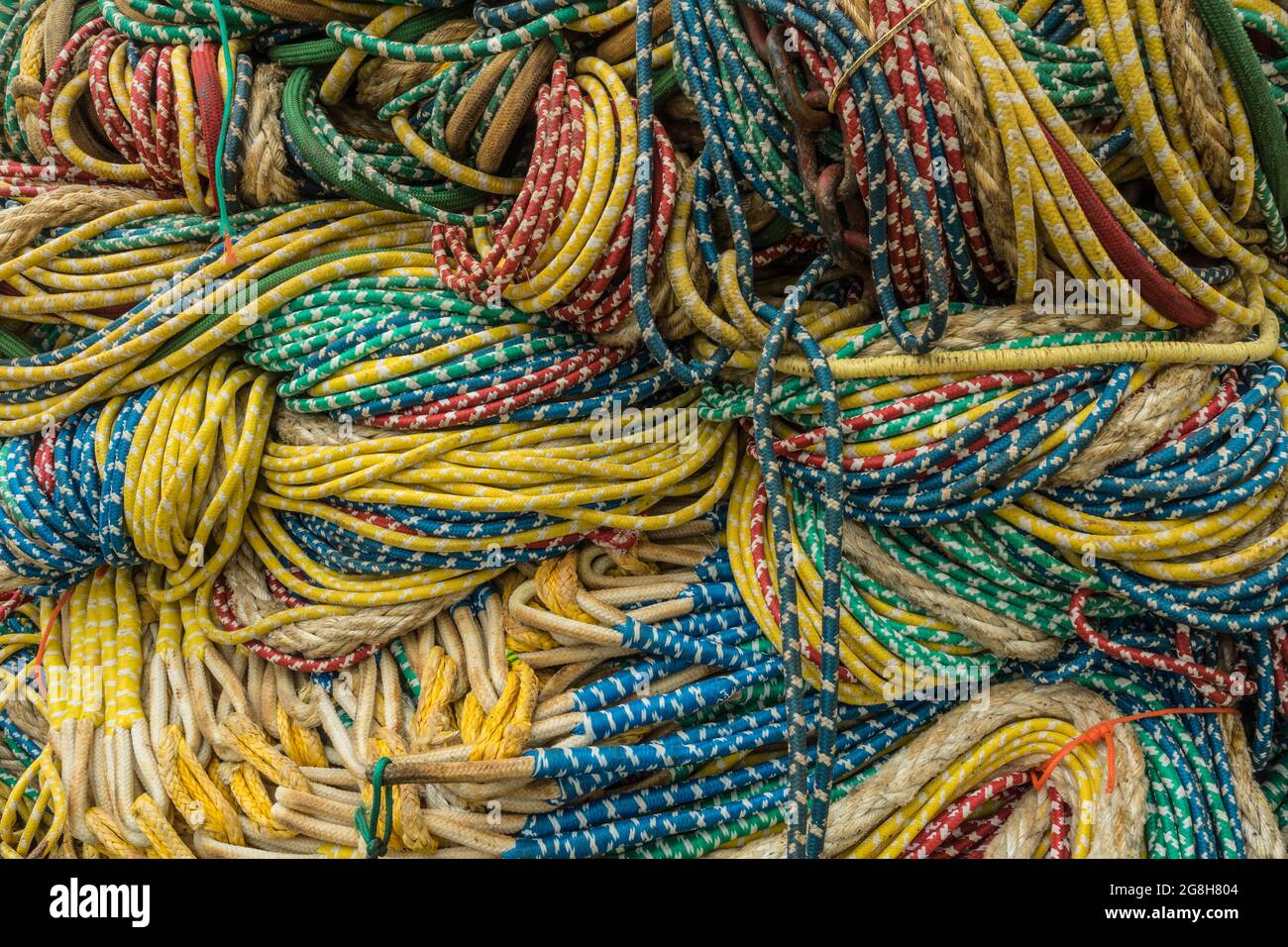 une pile de cordes de pêche sur un quai Banque D'Images