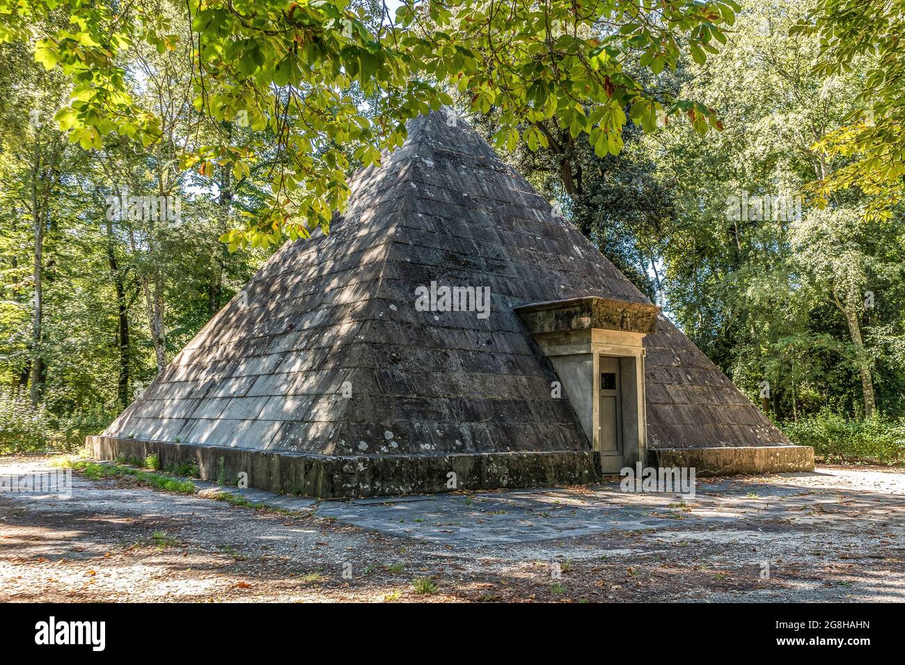 Une vieille maison de glace en forme de pyramide, bâtiment utilisé pour stocker la glace tout au long de l'année, dans le monumental un parc historique Cascine, Firenze, Toscane, Italie Banque D'Images