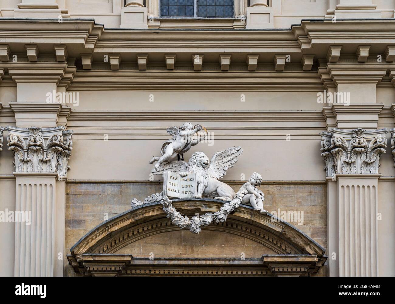 Symbole Lion de Saint-Marc sur la façade de style néoclassique de la basilique dominicaine de San Marco, centre-ville de Florence, Toscane, Italie Banque D'Images
