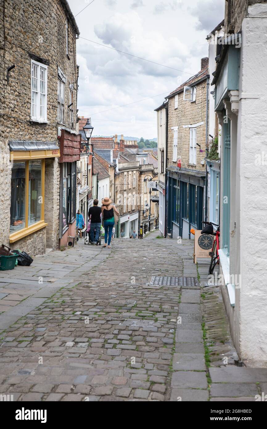 Catherine Hill, une rue piétonne sur une colline escarpée dans la petite ville anglaise de Frome, Somerset, Royaume-Uni Banque D'Images