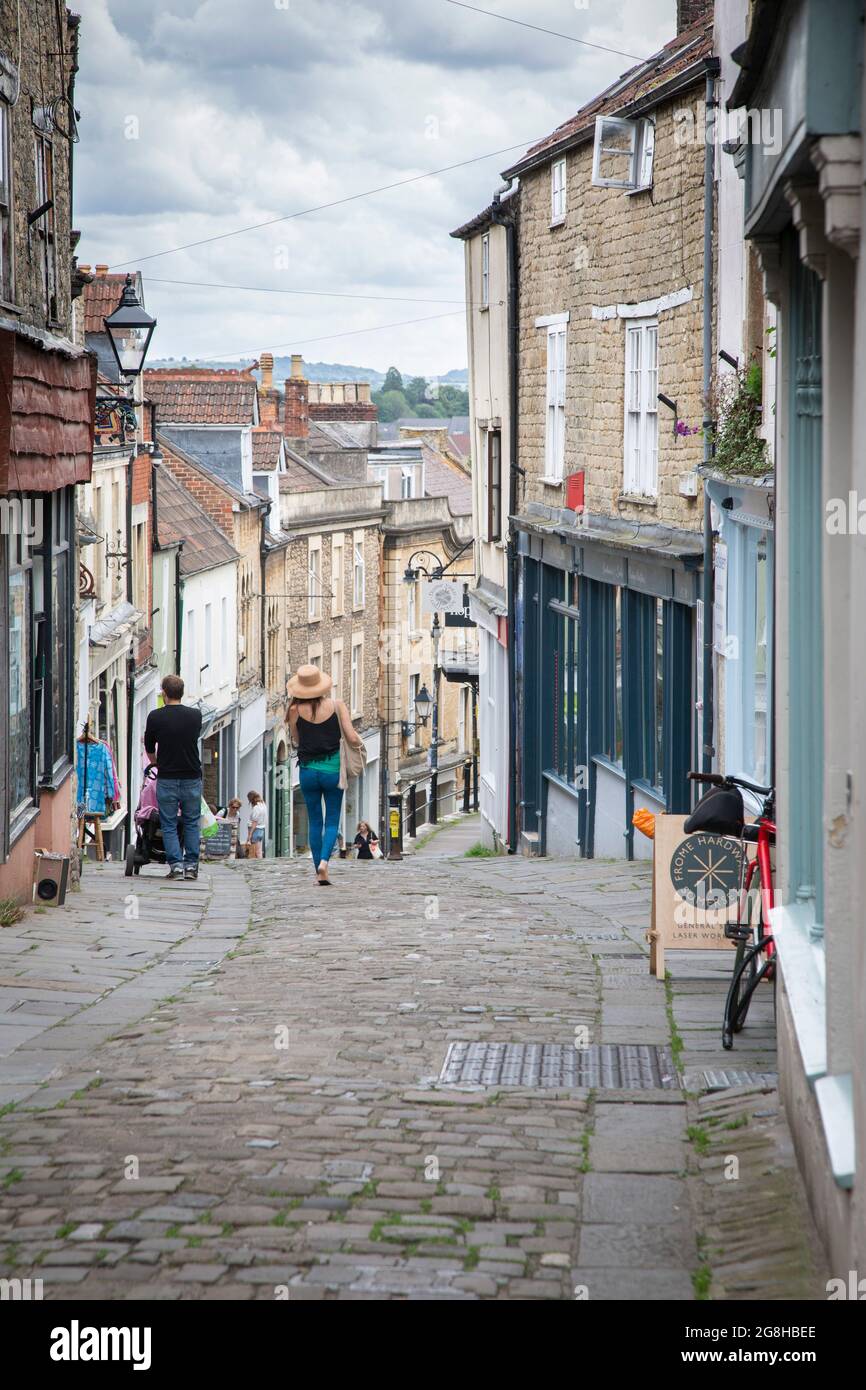 Catherine Hill, une rue piétonne sur une colline escarpée dans la petite ville anglaise de Frome, Somerset, Royaume-Uni Banque D'Images