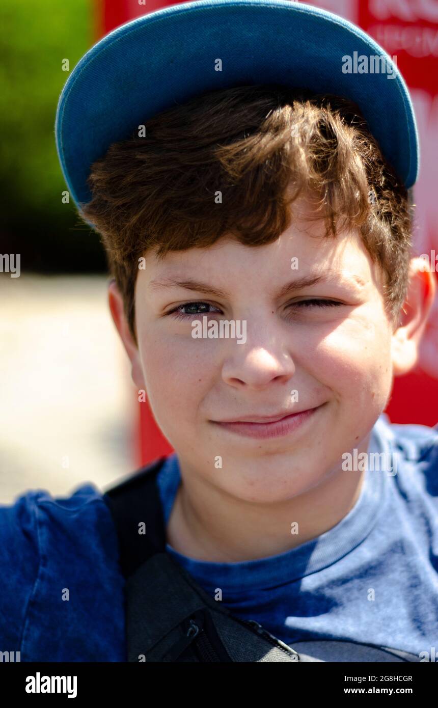 portrait d'un garçon de 11 ans dans une casquette Banque D'Images