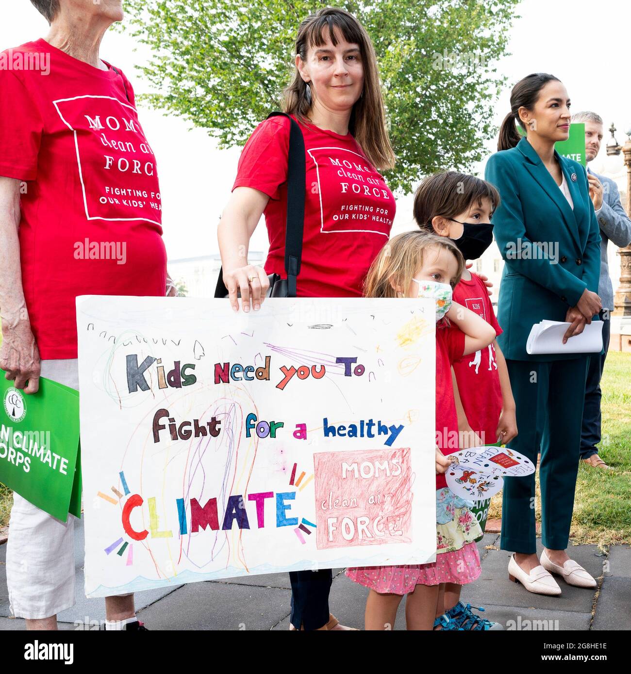 Washington, DC, États-Unis. 20 juillet 2021. 20 juillet 2021 - Washington, DC, États-Unis : Les adultes portant des t-shirts rouges disant « la Force aérienne propre de mon » et les enfants portant un panneau indiquant « les enfants ont besoin de vous pour lutter pour un climat sain » lors d'une conférence de presse où le Sénat et les Démocrates de la Chambre ont exprimé leur soutien à la création d'un corps climatique civil. (Image de crédit : © Michael Brochstein/ZUMA Press Wire) Banque D'Images