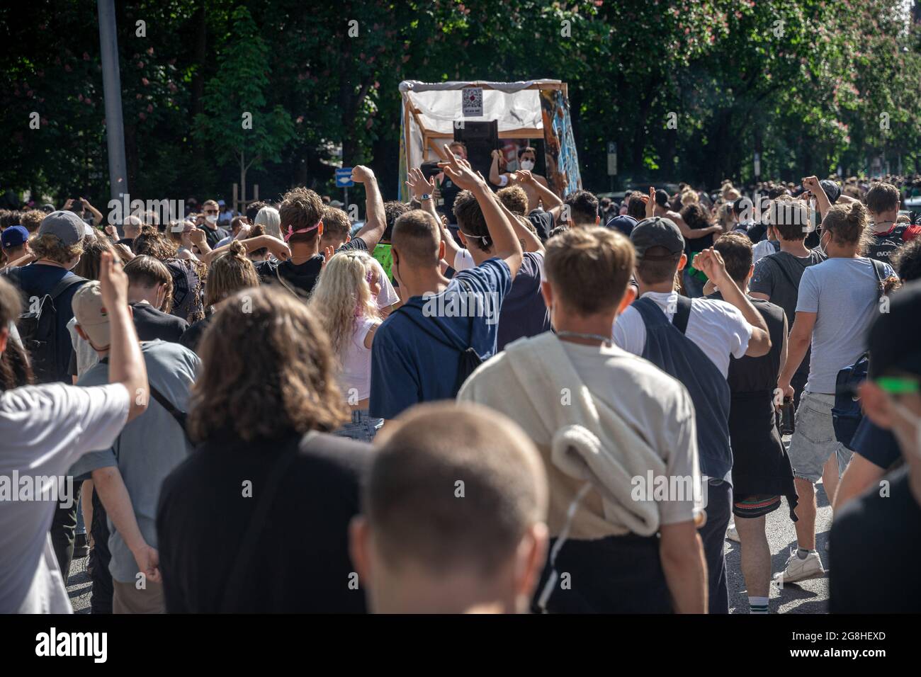 Demonstraten heben die Hände im Takt der Musik Hoch. Die Gruppe Freiräumen  veranstaltete am 5 Juni 2021 in München mehrere Demonstrationen BEI denen  sie unter anderem mehr freie Räume fordern, in welchen