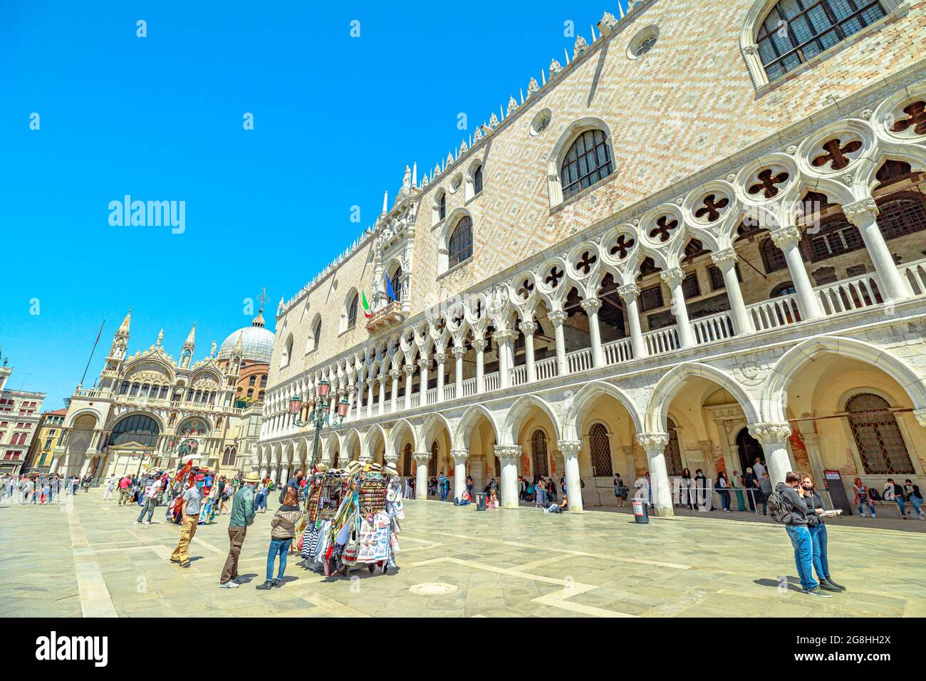 Venise, Italie - 9 mai 2021 : personnes avec masque chirurgical pour la pandémie de coronavirus Covid-19 sur la place Saint-Marc de Venise. Avec le palais de Doge de Banque D'Images