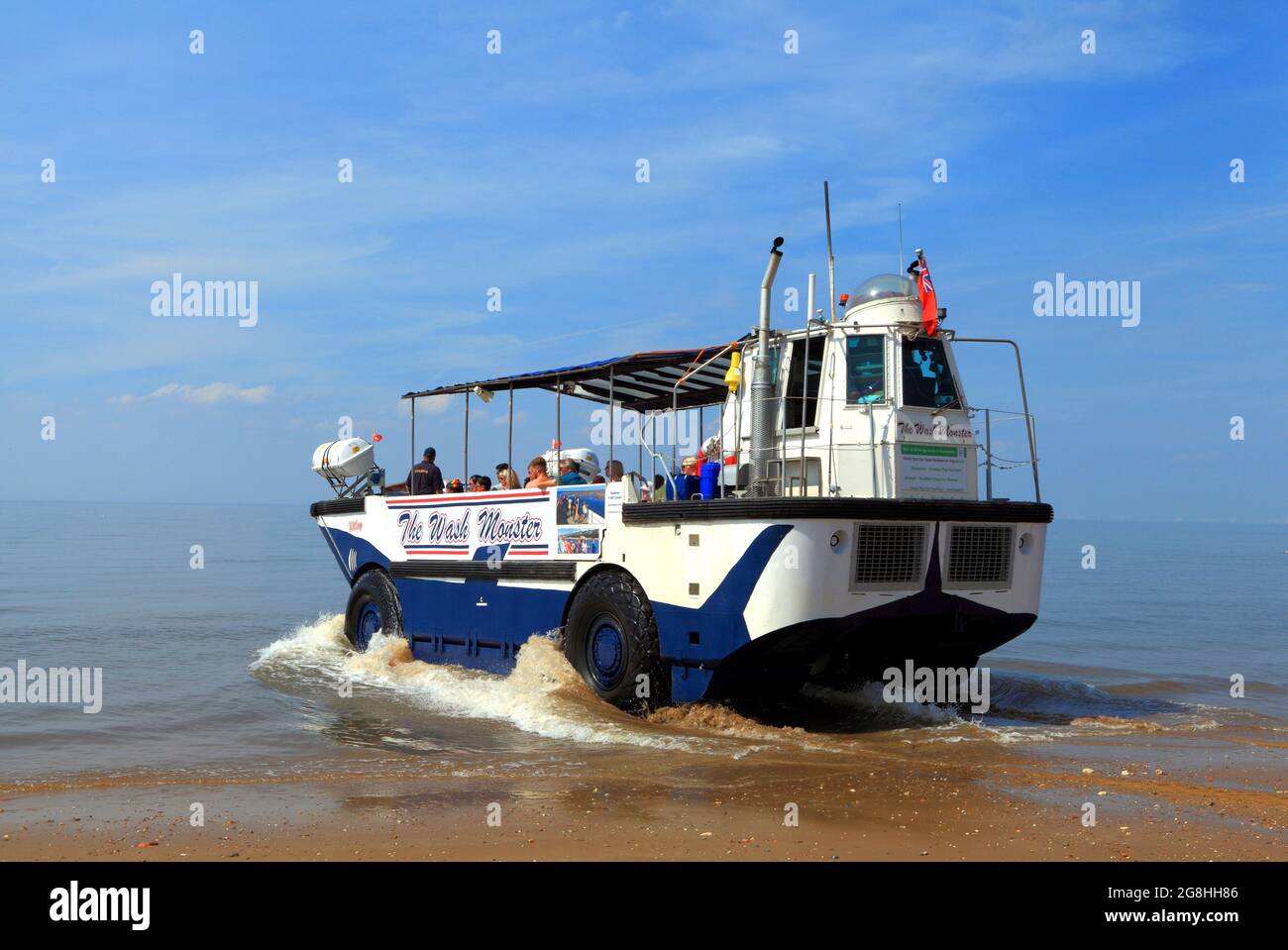 The Wash Monster, entrée dans la mer, début de la croisière en mer, bateau de plaisance, artisanat, passagers, plage de Hunstanton, Norfolk, Angleterre, Royaume-Uni Banque D'Images