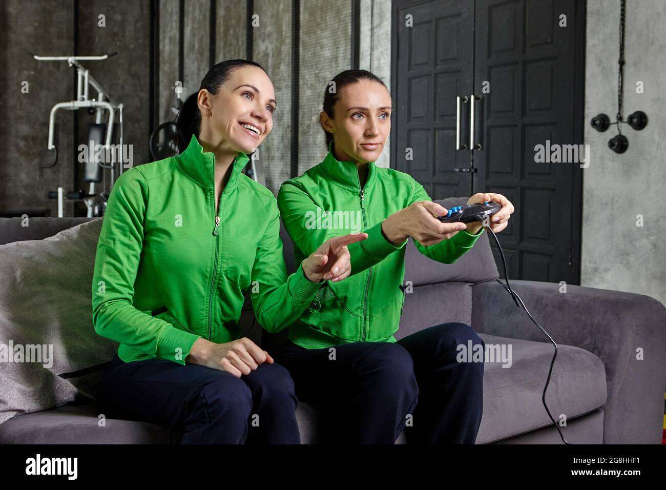 Deux sœurs jouent à des jeux vidéo de cybersport à l'aide de la console. Banque D'Images