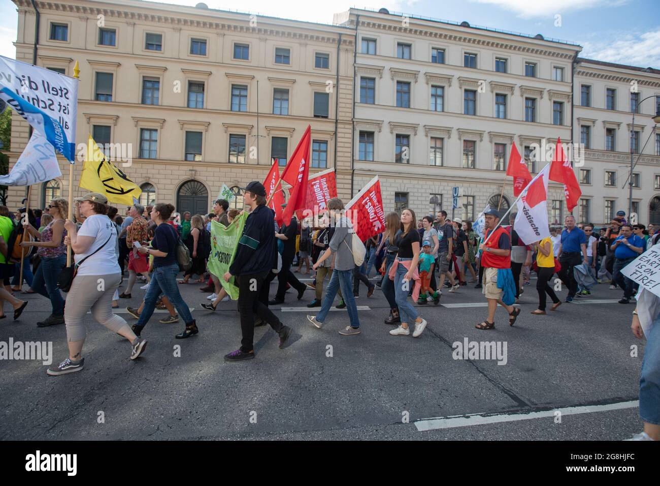 Die Linke et Solid Block. AM 21. Juli haben sich mehr als 10.000 Menschen für eine bessere Klimapolitik demostriert. Mehr als 40 Verbände haben sich hinter vendredis for future gestellt und die Demo mitorganiziert. (Photo par Alexander Pohl/Sipa USA) crédit: SIPA USA/Alay Live News Banque D'Images