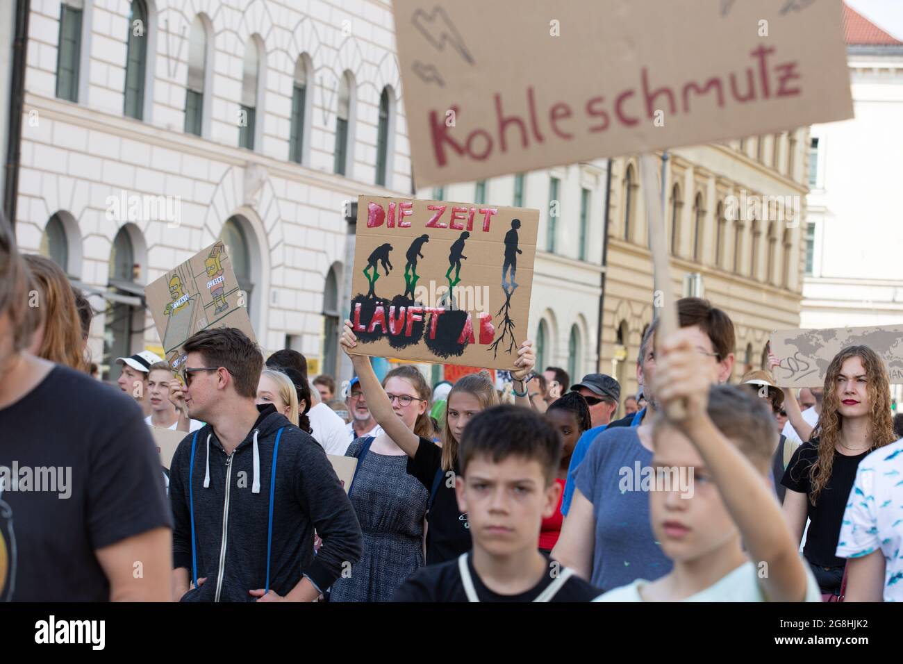 Munich, Allemagne. 21 juillet 2019. Le 21 juillet, plus de dix mille personnes ont manifesté pour une meilleure politique climatique et contre la crise climatique à Munich. (Photo par Alexander Pohl/Sipa USA) crédit: SIPA USA/Alay Live News Banque D'Images