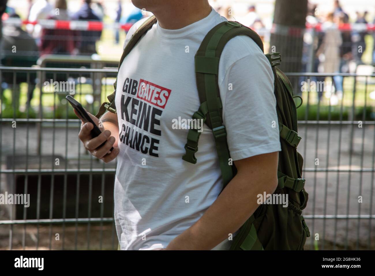 T-shirt Aktivist mit « Gib Gates keine chance ». AM 16. Mai 2020 haben auf  der Theresienwiese 1000 Menschen gegen die Coronamaßnahmen demonstriert.  Drum herum haben sich weitere Tausende versammelt. Auf der