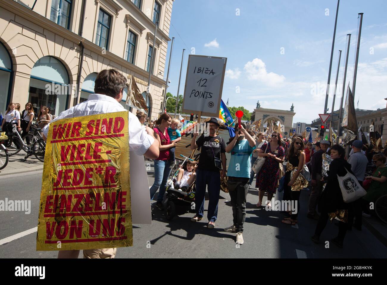 Homme avec la lecture de signe ' nous sommes beaucoup de chacun de nous ' prenant une photo d'un homme avec un signe lisant ' Ibiza 12 points '. Le 19.05.2019, quelque 20.000 personnes se sont jointes à une manifestation pour la solidarité en Europe et contre le nationalisme à Munich. (Photo par Alexander Pohl/Sipa USA) Banque D'Images