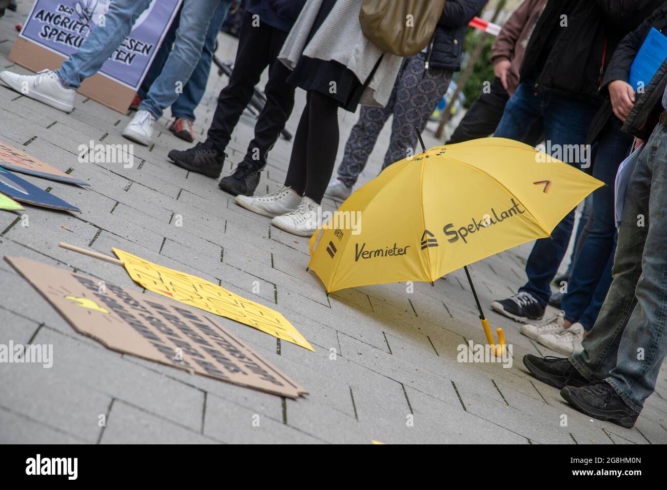 Regenschirm gegn Spekulanten. Mieterinnen und Mieter der Dawonia ehemals  GBW haben sich am 20. Juni zu einem proteste gegen steigende Mieten und  Entmietung von Sozialwohnungen und nicht nur verjammelt. Es sprachen  verschiedene