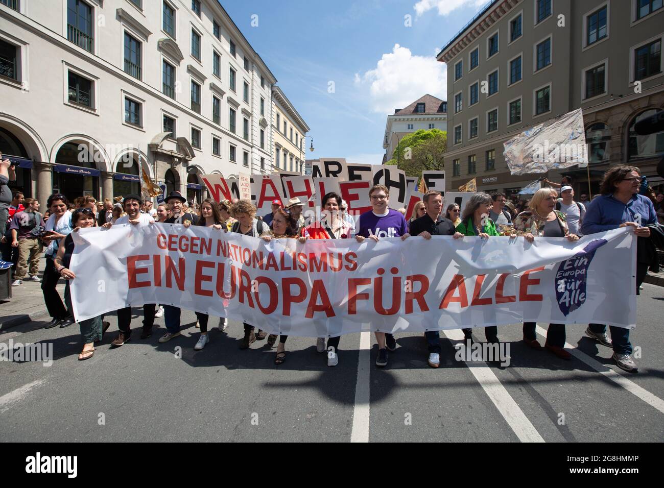 Munich, Allemagne. 19 mai 2019. Bannière avant portée par Thomas Lechner (2l), Maria Noichl (7l), Martin Schirdewan (4r) et Claudia Roth (2r). Le 19.05.2019, quelque 20.000 personnes se sont jointes à une manifestation pour la solidarité en Europe et contre le nationalisme à Munich. (Photo par Alexander Pohl/Sipa USA) crédit: SIPA USA/Alay Live News Banque D'Images