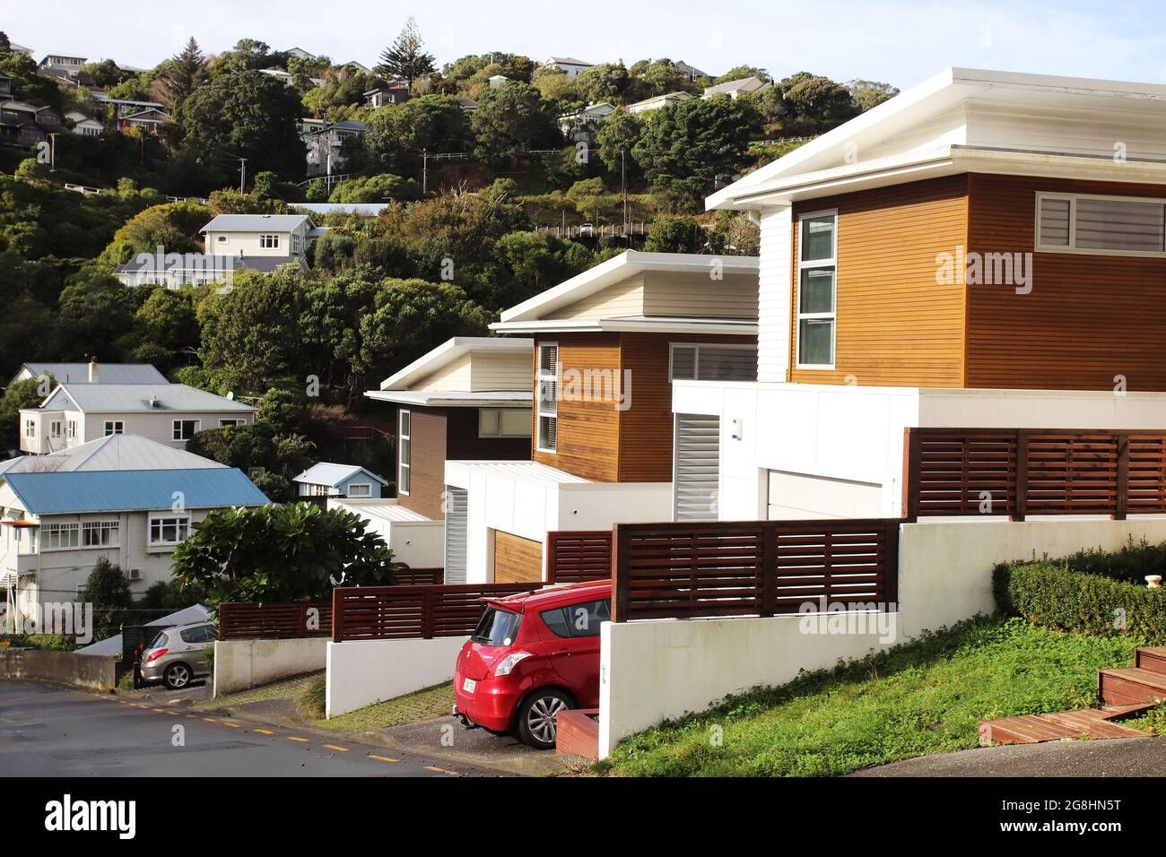 Wellington (Nouvelle-Zélande), le 21 juillet 2021. Maisons de ville modernes et maisons traditionnelles à panneaux d'intempéries lors d'une journée d'hiver ensoleillée à Wellington, en Nouvelle-Zélande, qui a maintenant le troisième marché le plus chaud au monde, selon l'indice Knight Frank Global Residential Cities Index. Crédit : Lynn grief/Alamy Live News Banque D'Images