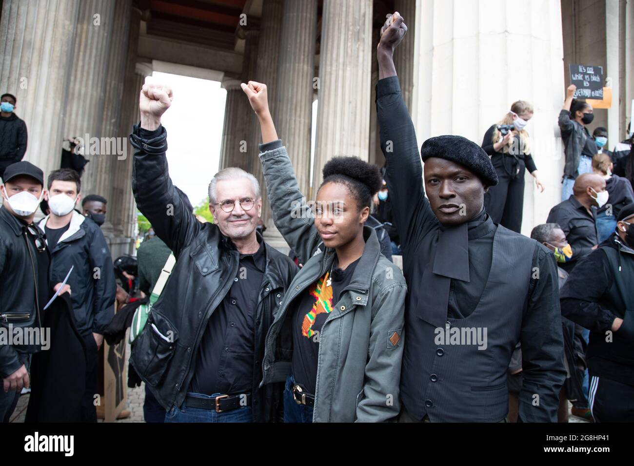 Jürgen Todenhöfer und Papis Loveday mit schwarzer Faust. Zehntausende haben sich 6. Jui 2020 auf dem Königsplatz in München zur Großdemonstration versammelt, um gegen den alltäglichen Rassismus gegen POC und BPOC Menschen zu demonstrieren. Den BLM Protesten ist der rassistische Mord des Polizisten Derek Chauvin an dem Afroamerikaner George Floyd zuvor gegangen. (Photo par Alexander Pohl/Sipa USA) crédit: SIPA USA/Alay Live News Banque D'Images