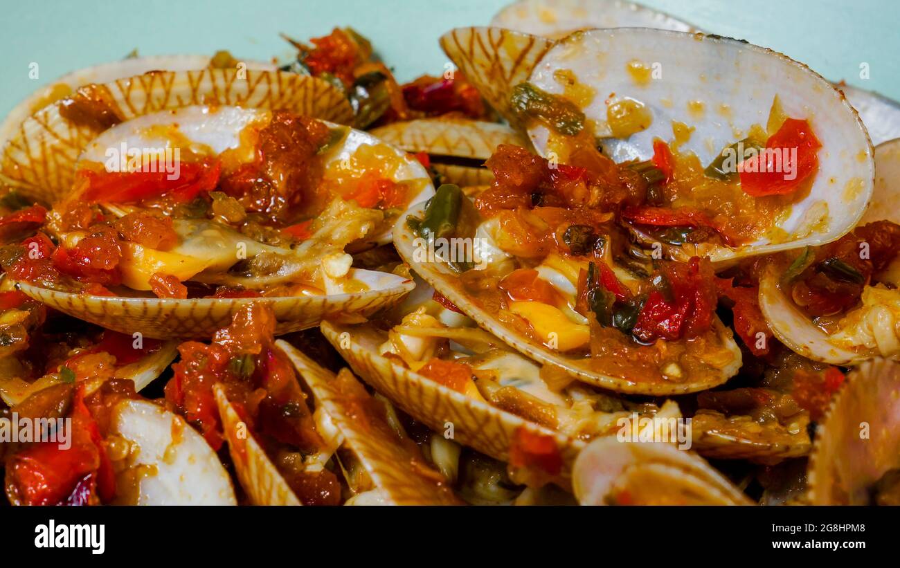 Lala ou palourdes d'eau salée cuites sambal épicé avec pâte de crevettes ou bélacan. Il a une coque mince avec forme oblongue. Également connu sous le nom de Paphia textile. Banque D'Images