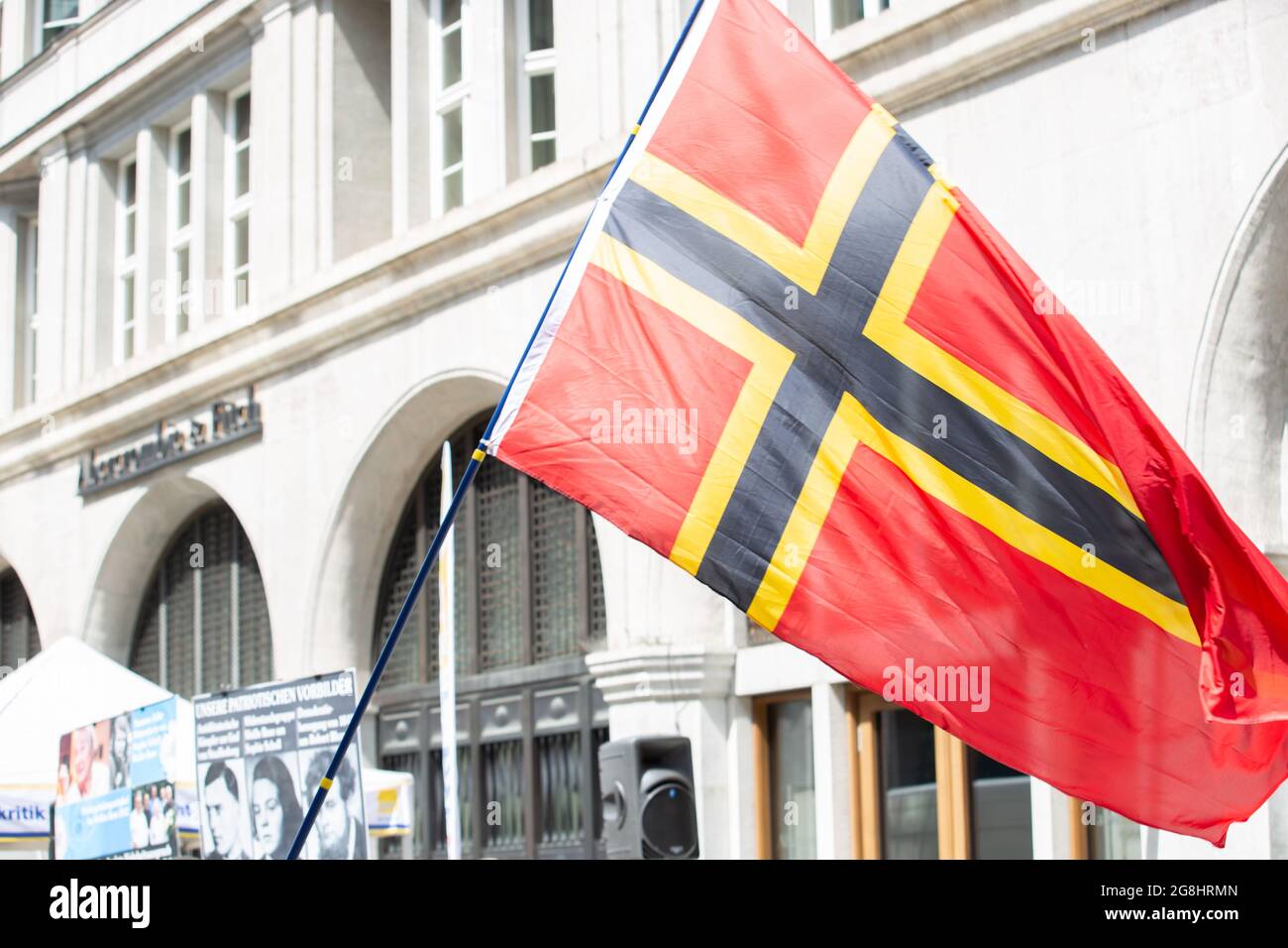 Stauffenberg Flagge. Der vom Verfassungschutz beobachtete Michael Stürzenberger chapeau am 20. Juli 2019 nur zwei Tage nach seiner Verurteilung zu 8 Monaten Haft auf Bewährung in der Münchner Innenstadt abgehalten. (Photo par Alexander Pohl/Sipa USA) Banque D'Images