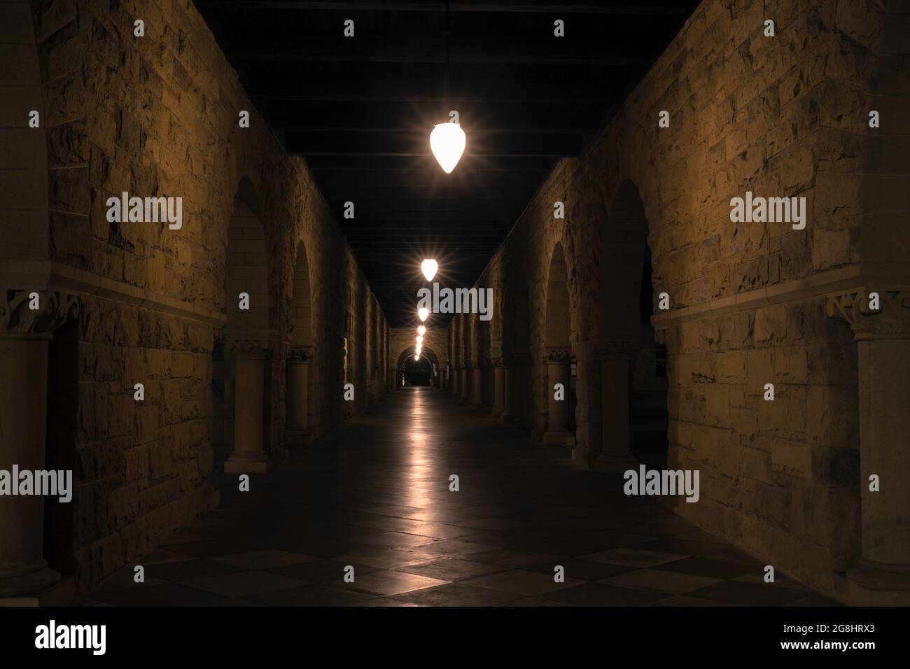 Vide Colonnade dans le Quad principal de l'Université de Stanford en Californie Banque D'Images