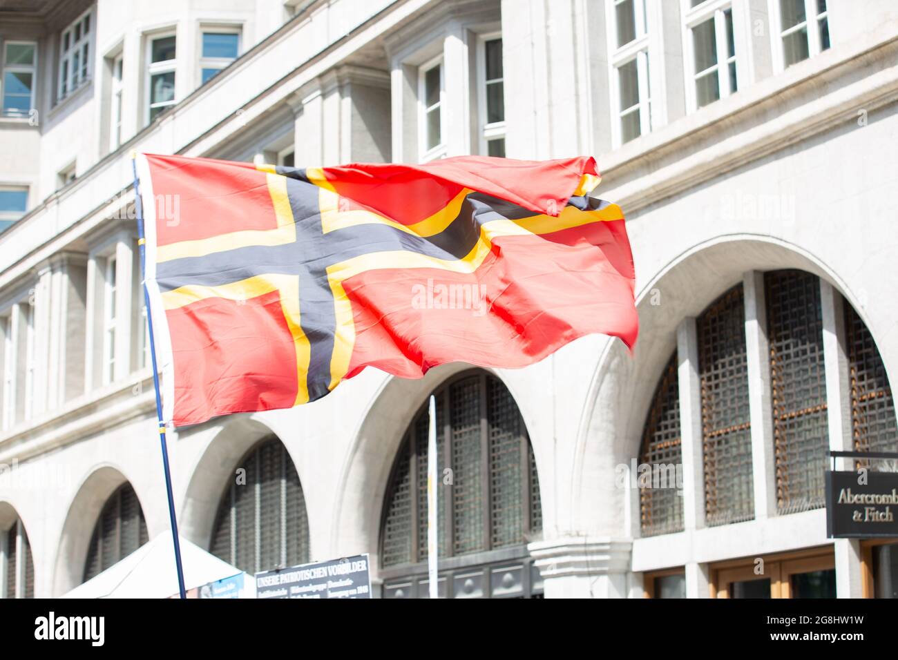 Stauffenberg Flagge. Der vom Verfassungschutz beobachtete Michael Stürzenberger chapeau am 20. Juli 2019 nur zwei Tage nach seiner Verurteilung zu 8 Monaten Haft auf Bewährung in der Münchner Innenstadt abgehalten. (Photo par Alexander Pohl/Sipa USA) crédit: SIPA USA/Alay Live News Banque D'Images