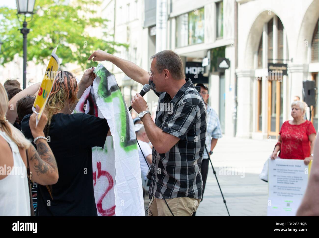 Michael Stürzenberger gestikuliert sauvage dans den Gegendistam. Der vom Verfassungschutz beobachtete Michael Stürzenberger chapeau am 20. Juli 2019 nur zwei Tage nach seiner Verurteilung zu 8 Monaten Haft auf Bewährung in der Münchner Innenstadt abgehalten. (Photo par Alexander Pohl/Sipa USA) crédit: SIPA USA/Alay Live News Banque D'Images