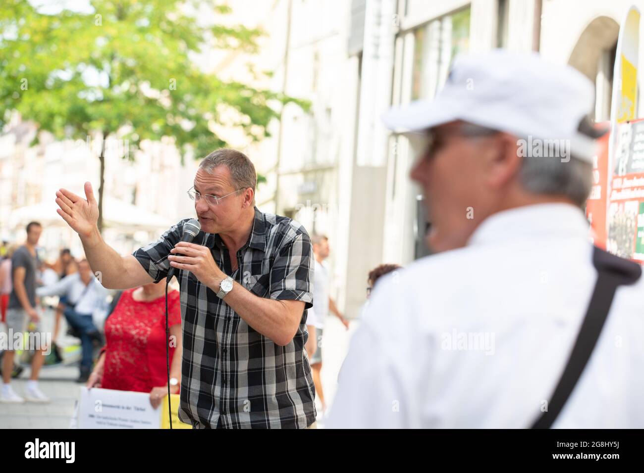 Michael Stürzenberger gestikuliert sauvage. Der vom Verfassungschutz beobachtete Michael Stürzenberger chapeau am 20. Juli 2019 nur zwei Tage nach seiner Verurteilung zu 8 Monaten Haft auf Bewährung in der Münchner Innenstadt abgehalten. (Photo par Alexander Pohl/Sipa USA) crédit: SIPA USA/Alay Live News Banque D'Images