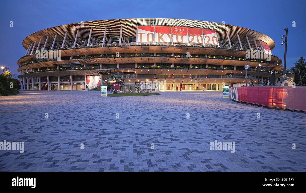 Tokio, Japon. 21 juillet 2021. Vue sur le stade olympique au crépuscule. Le stade olympique est le lieu sportif de la cérémonie d'ouverture et de clôture, ainsi que pour les athlètes de piste et de terrain et le football. Les Jeux Olympiques de 2020 à Tokyo auront lieu de 23.07.2021 à 08.08.2021. Credit: Michael Kappeller/dpa/Alay Live News Banque D'Images