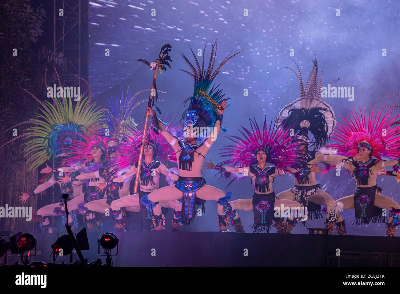 MEXICO, MEXIQUE - JUILLET 10 : les acteurs se présentent sur scène lors du spectacle de Xochimilco pré-hispanique au début de la saison au parc écologique de Xochimilco le 10 juillet 2021 à Mexico, Mexique. Crédit : Ricardo Flores/Groupe Eyepix/accès photo Banque D'Images