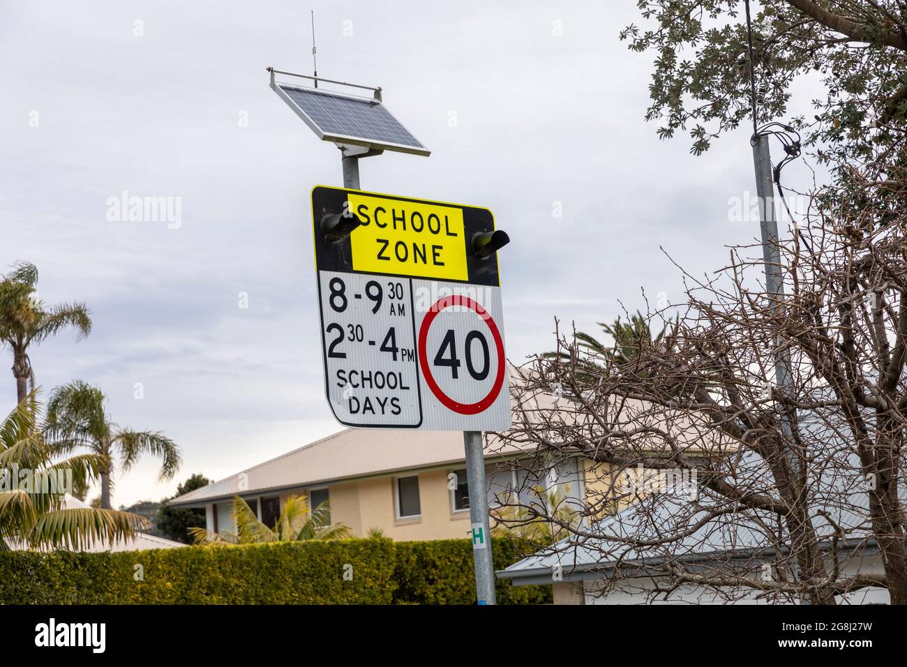 Panneau de zone scolaire alimenté par l'énergie solaire indiquant aux automobilistes de ralentir à 40 kilomètres par heure pendant les heures de fonctionnement de l'école Banque D'Images