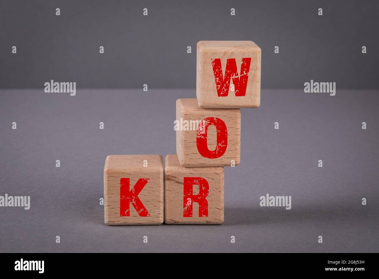 TRAVAIL. Blocs de bois avec des lettres sur fond gris. Banque D'Images