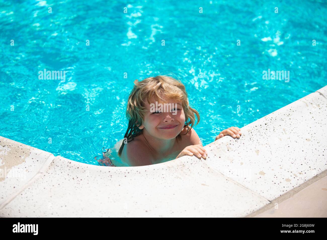Enfants actifs mode de vie sain, sports nautiques et leçons de natation pendant les vacances d'été avec un enfant. Enfant jouant à l'extérieur. Vacances d'été et Banque D'Images