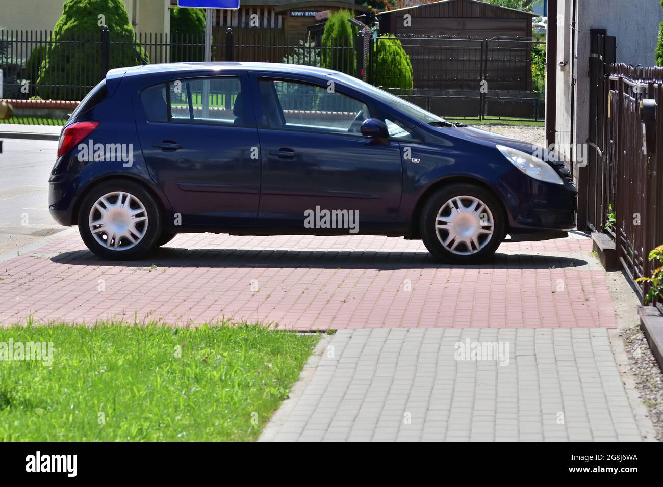 La voiture est garée sur le trottoir, faute, pénalité. Été. Banque D'Images