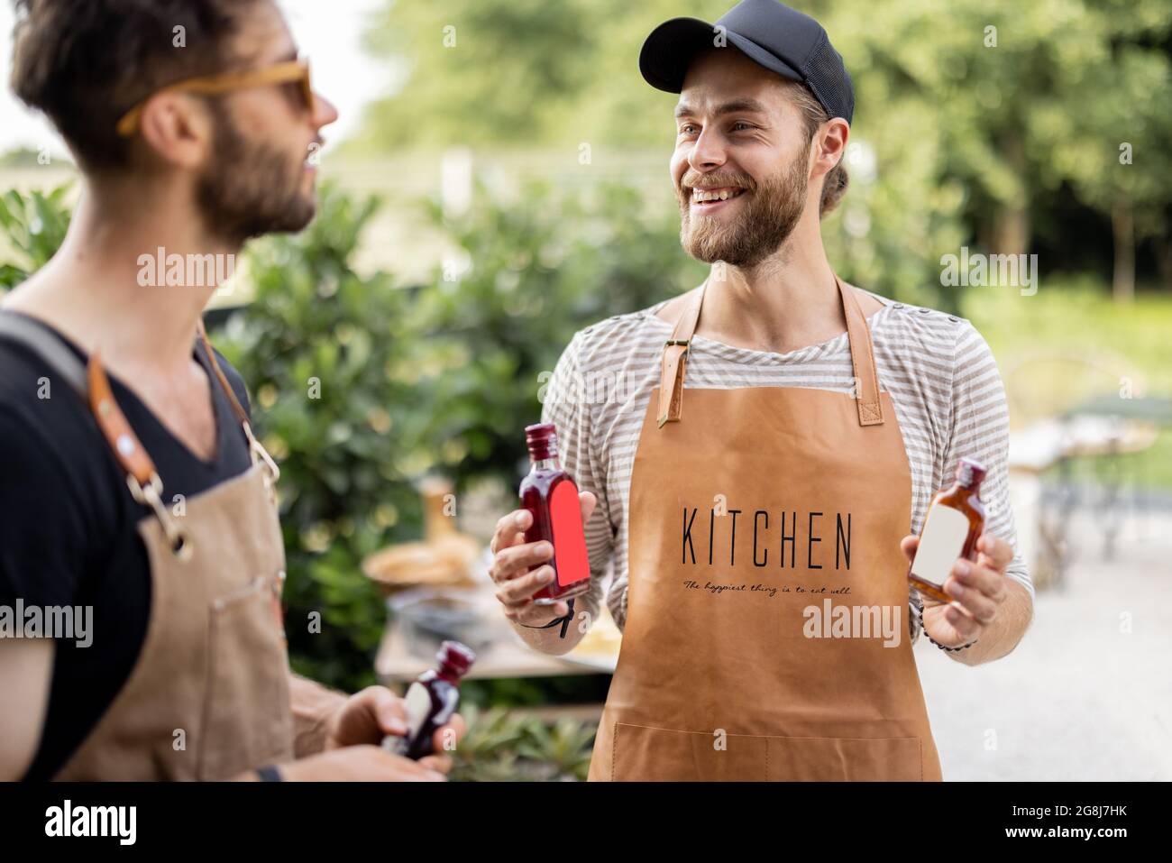 Deux gars avec de l'alcool au pique-nique Banque D'Images