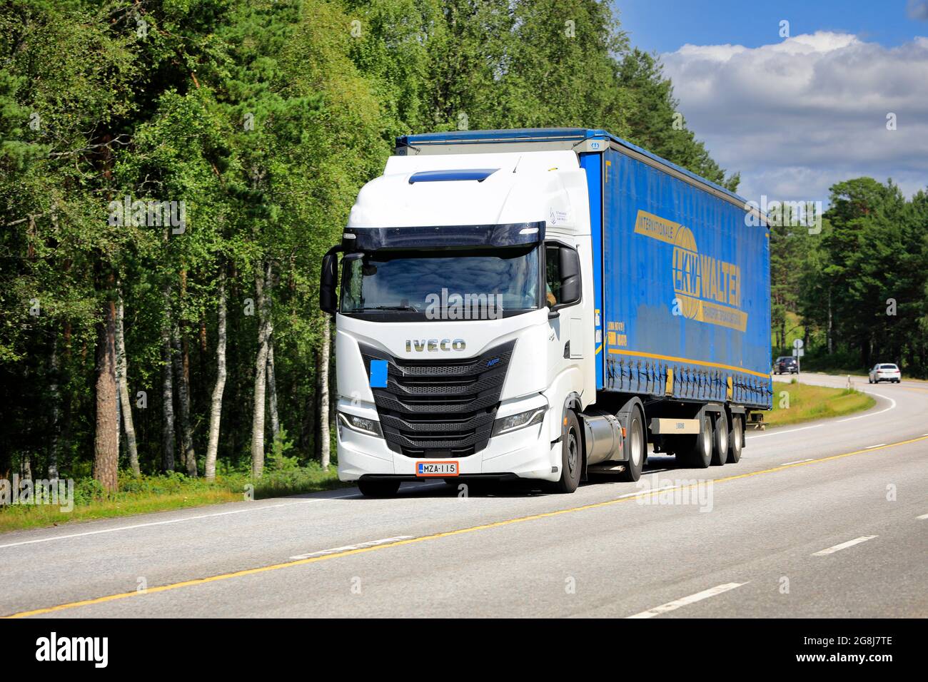 Nouveau camion Iveco S-Way Natural Power, NP, alimenté au gaz blanc, devant une semi-remorque sur l'autoroute 25 par temps ensoleillé. Raasepori, Finlande. 8 juillet 2021. Banque D'Images