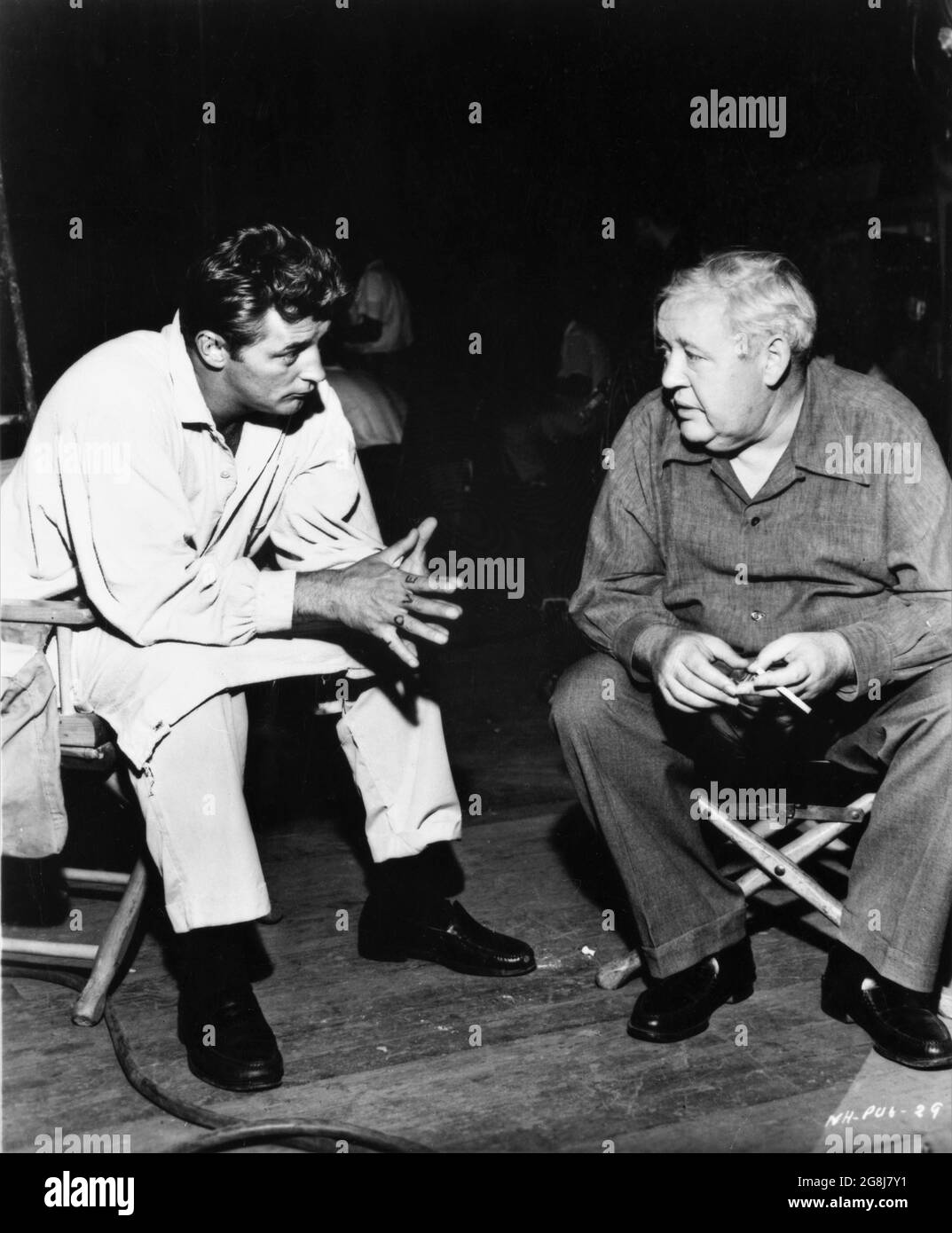 ROBERT MITCHUM et le directeur CHARLES LAUGHTON sur le terrain Candid pendant le tournage de LA NUIT DE LA HUNTER 1955 réalisateur CHARLES LAUGHTON roman Davis Grubb scénario James Agate cinéaste Stanley Cortez musique Walter Schumann direction d'art Hilyard M. Brown Paul Gregory Productions / United Artists Banque D'Images