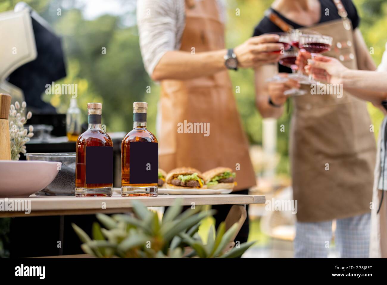 Boissons alcoolisées sur une table pendant un pique-nique avec grill Banque D'Images