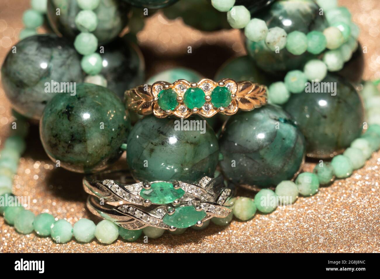 Émeraude naturelle, bracelet en perles de béryle, collier et bague or jaune  Photo Stock - Alamy