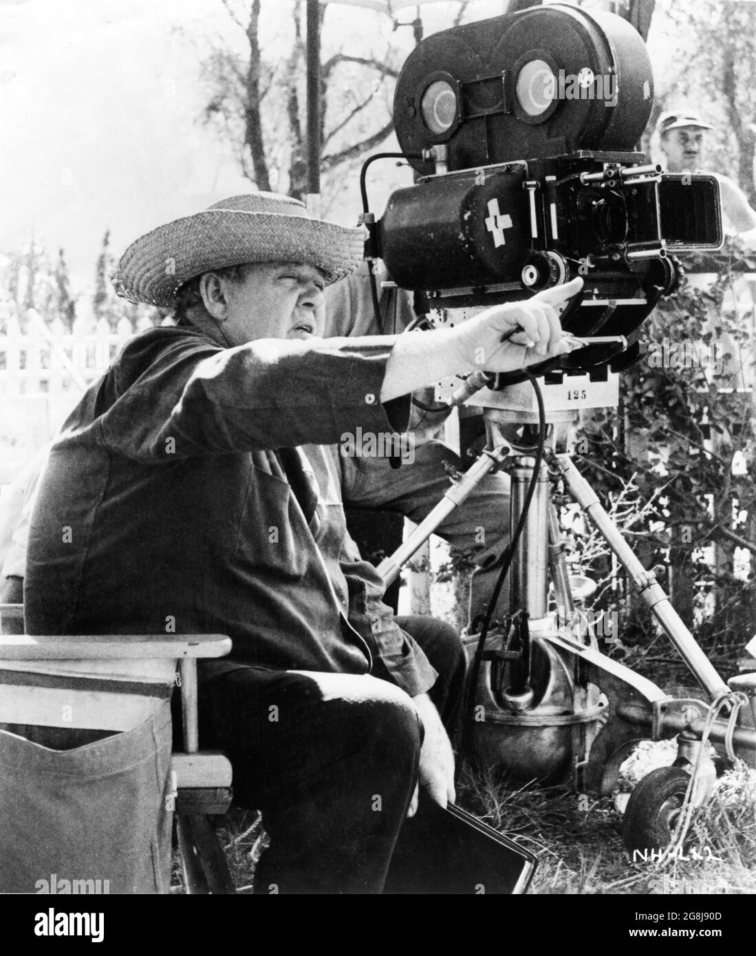 Le réalisateur CHARLES LAUGHTON avec Camera Crew sur le terrain de tournage Candid pendant le tournage de LA NUIT DE LA HUNTER 1955 réalisateur CHARLES LAUGHTON roman Davis Grubb scénario James Agate cinéaste Stanley Cortez musique Walter Schumann direction Hiliard M. Brown Paul Gregory Productions / United Artists Banque D'Images
