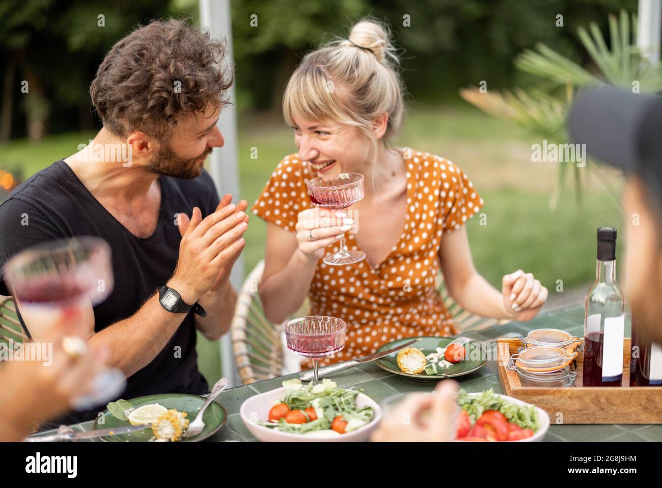 Un joli couple s'amuse bien au déjeuner à l'extérieur Banque D'Images