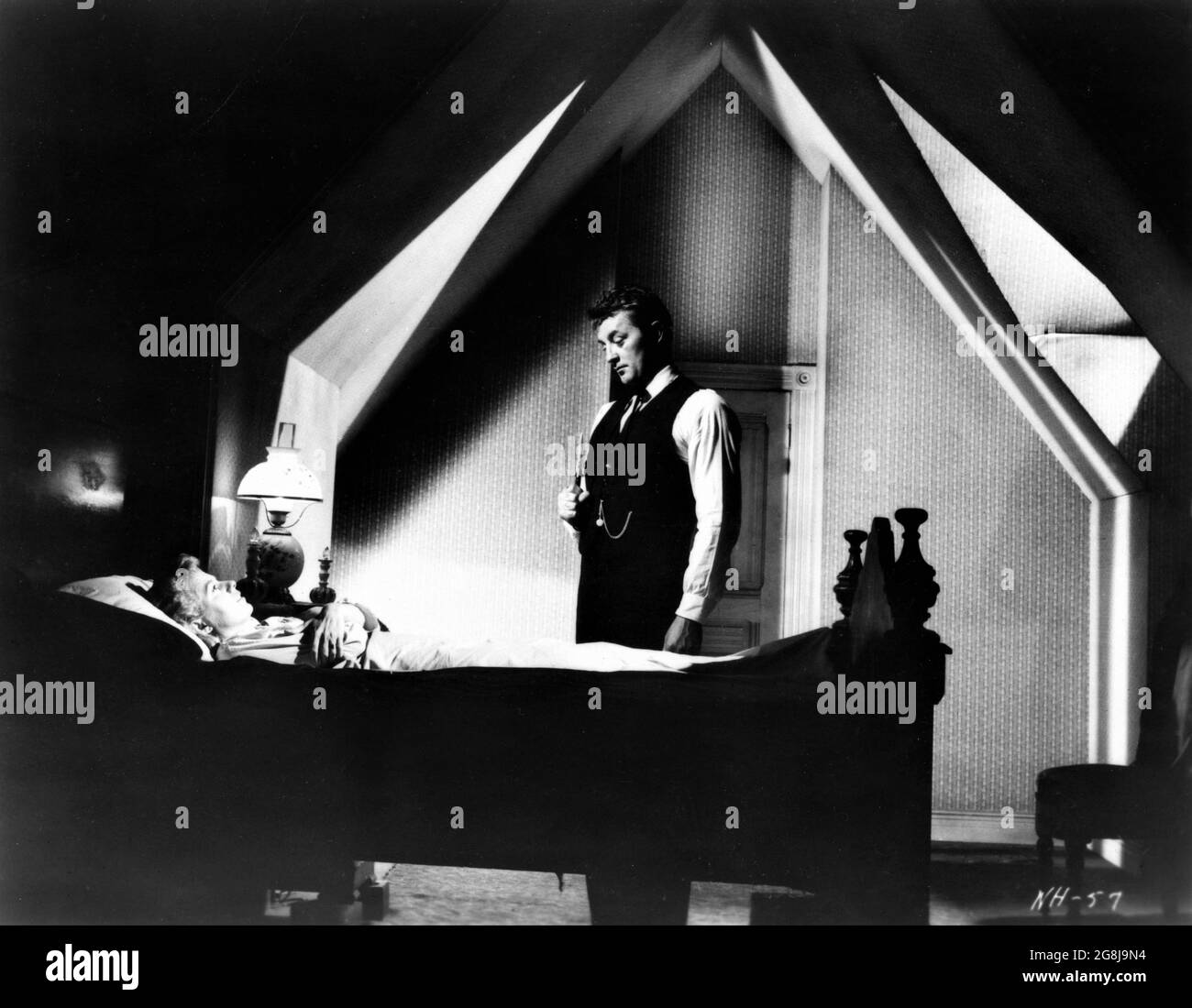 SHELLEY HIVERNE et ROBERT MITCHUM dans LA NUIT DE LA HUNTER 1955 réalisateur CHARLES LAUGHTON roman Davis Grubb scénario James Agate cinéaste Stanley Cortez musique Walter Schumann direction Hilyard M. Brown Paul Gregory Productions / United Artists Banque D'Images